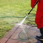 Letnie porządki wokół domu – kiedy najlepiej zaplanować mycie elewacji i czyszczenie kostki brukowej?